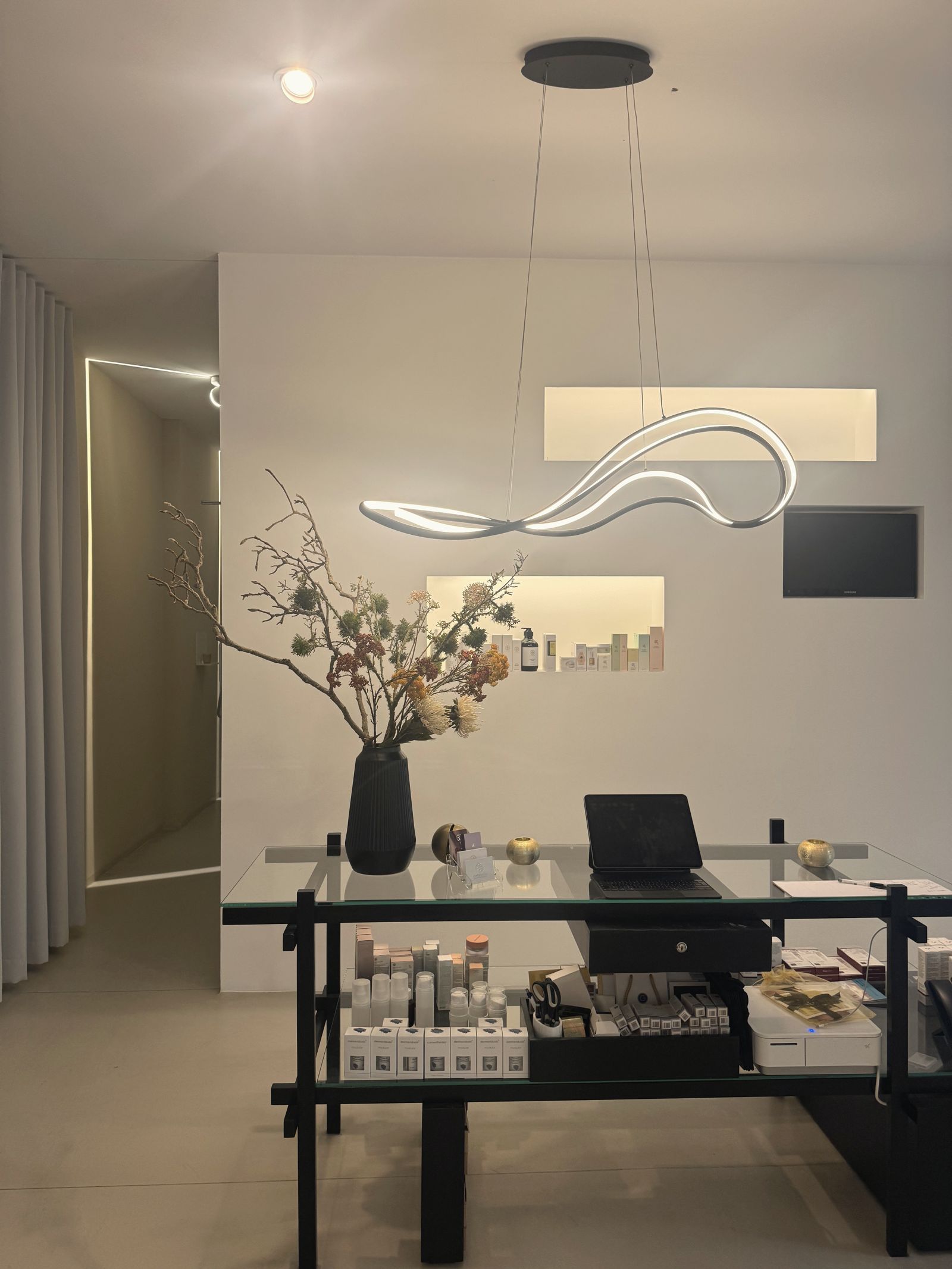 Das Atelier Doreen bei CAPEGOLD Berlin — Arbeitsplatz mit warmem Licht