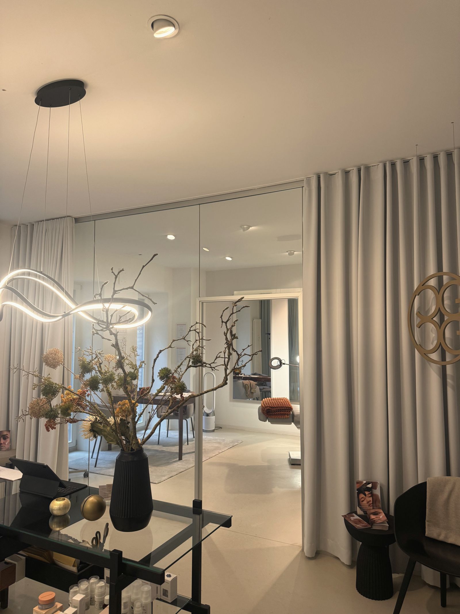 Blick durch die Glaswand des Ateliers Doreen — Ort der Drip Spa Infusionen